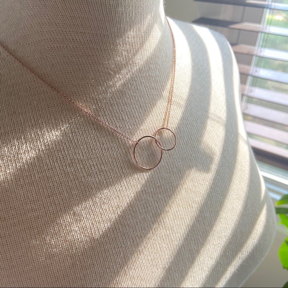 NWOT Rose Gold Interlocking Circle Necklace - Picture 3 of 5